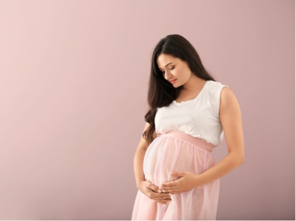 Mladá žena si prohlíží padající vlasy v ruce – ilustrační foto k článku o návycích, které způsobují padání vlasů